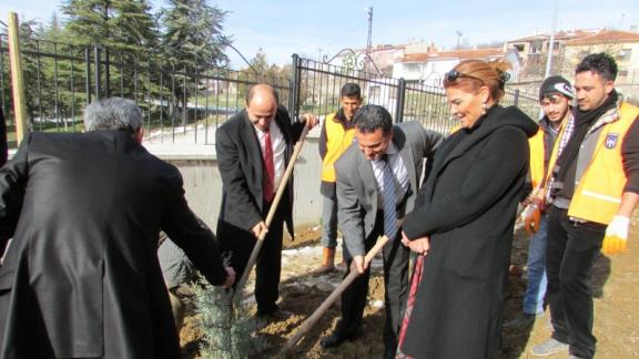 Ankara Büyükşehir Belediyesi´nden Okul Bahçelerine Ağaç Dikimi