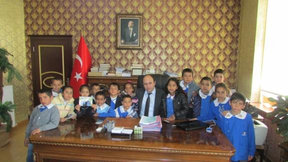 Kutluhan İlkokulu Öğrencileri Kaymakam Turan Erdoğan’ı Ziyaret Etti